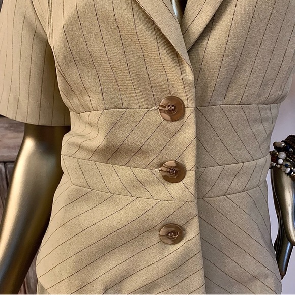 Short Sleeved Tan Pinstripe Skirt Suit Size 6 - Picture 4 of 10